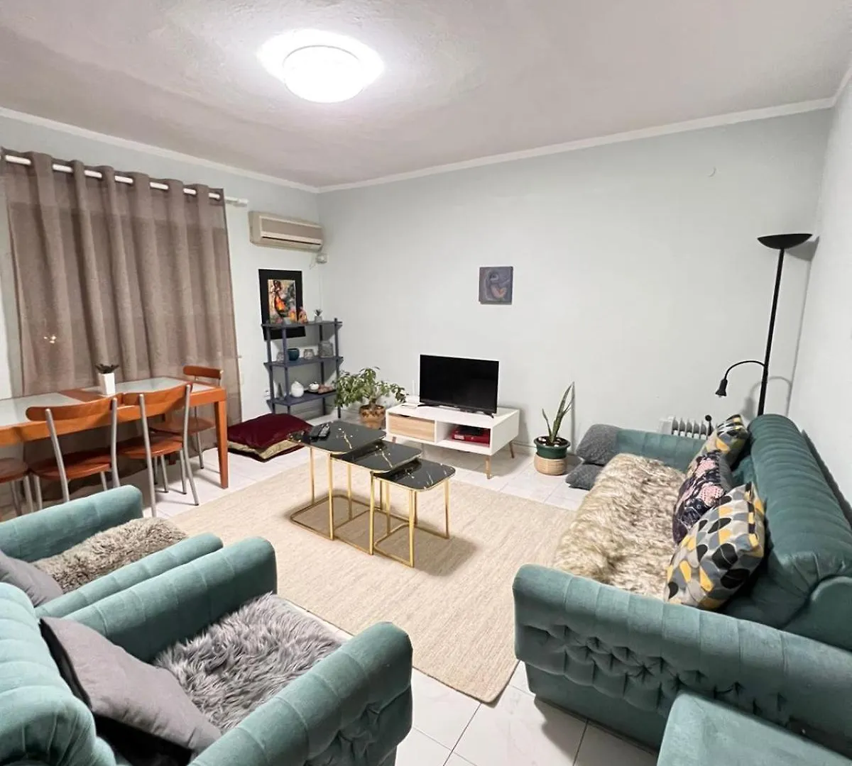 Kevin'S 3 Bedroom Apartment 티라나